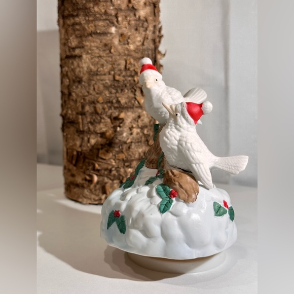 Vintage Snowbirds Musical -Christmas Around The World- Spinning Music Box - Picture 7 of 9